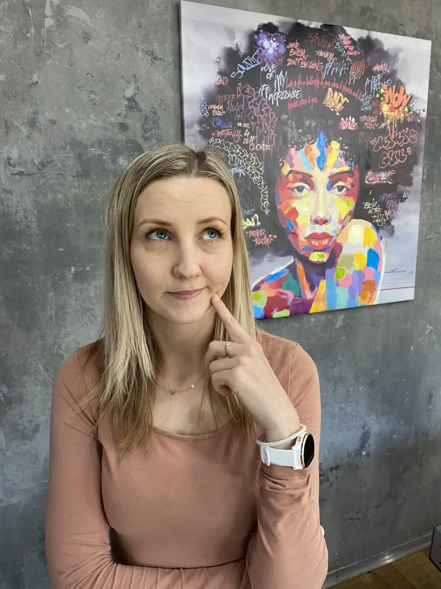 Lektorka Human Capital se zamyšleným výrazem