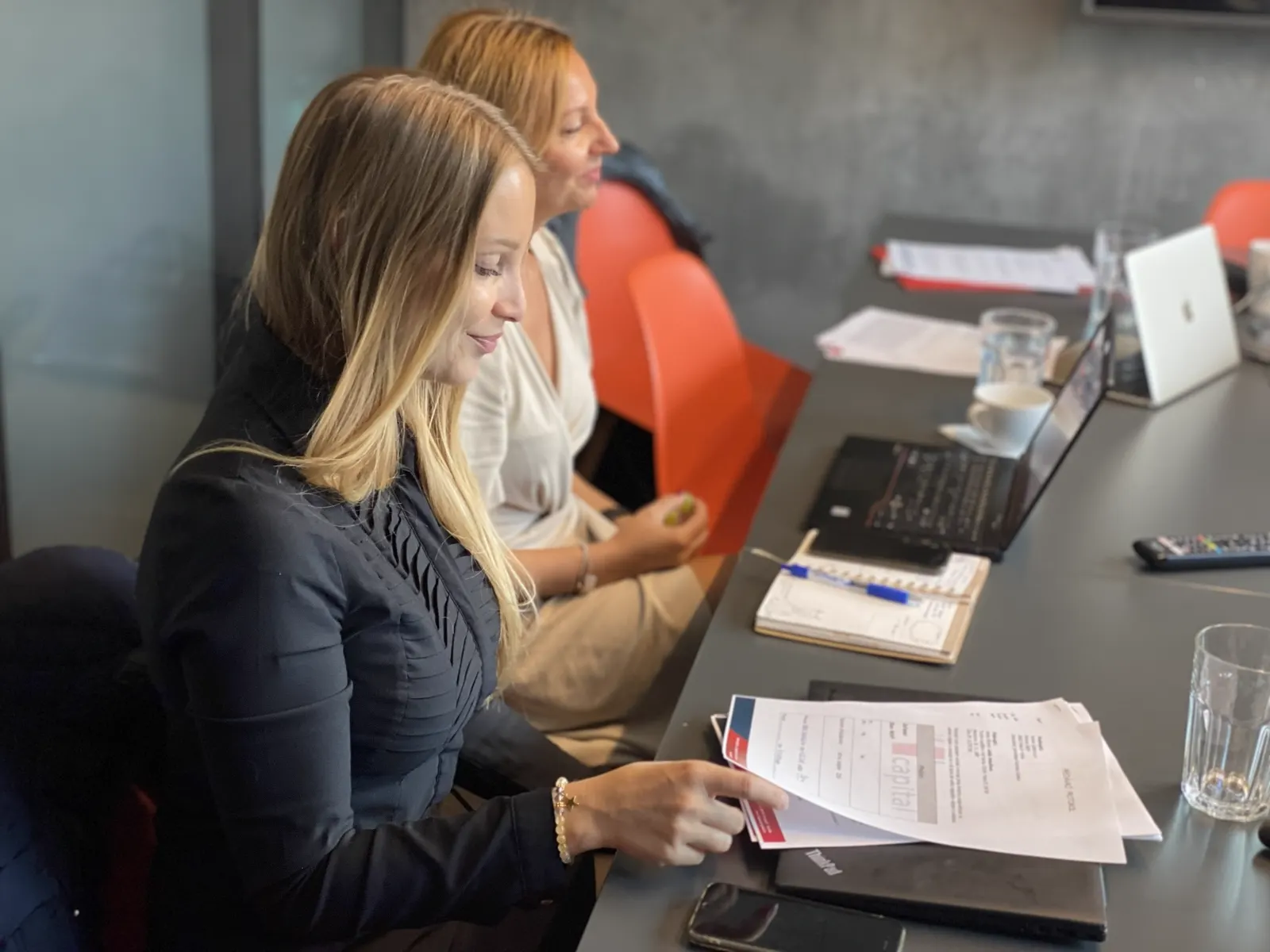 Recruiterky Human Capital procházejí podklady ke kandidátům na poradě